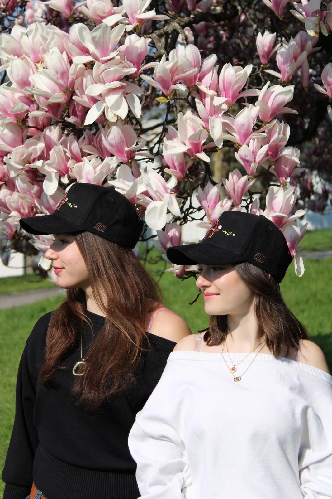 Deux amies portant la casquette Alvona